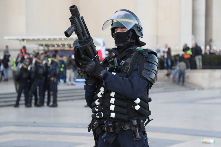 Maintien de l'ordre: Castaner annonce le retrait symbolique d'une grenade controversée Maintien de l'ordre: Castaner annonce le retrait symbolique d'une grenade controversée