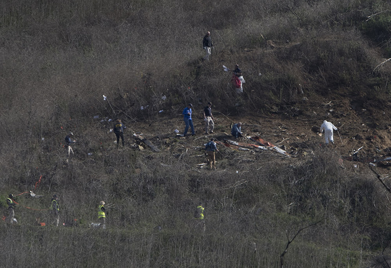 Crash d'hélicoptère de Kobe Bryant : l'enquête se poursuit près de Los Angeles Crash d'hélicoptère de Kobe Bryant : l'enquête se poursuit près de Los Angeles