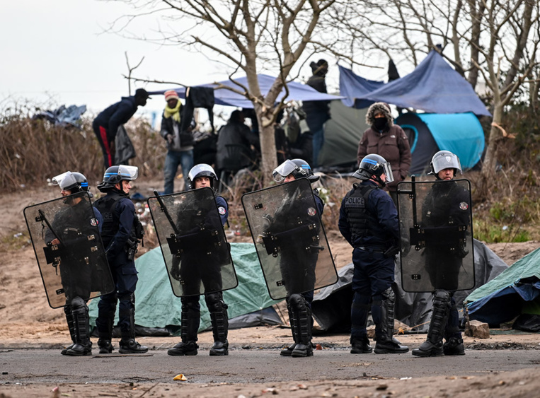 Deux camps de migrants démantelés à Paris et à Calais