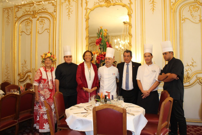 Hitinui, Roonui et Reiarii découvrent les fastes du Sénat Hitinui, Roonui et Reiarii découvrent les fastes du Sénat