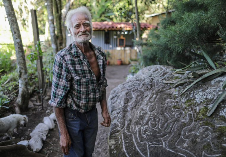 Au Nicaragua, un artiste vit en ermite pour sculpter la montagne