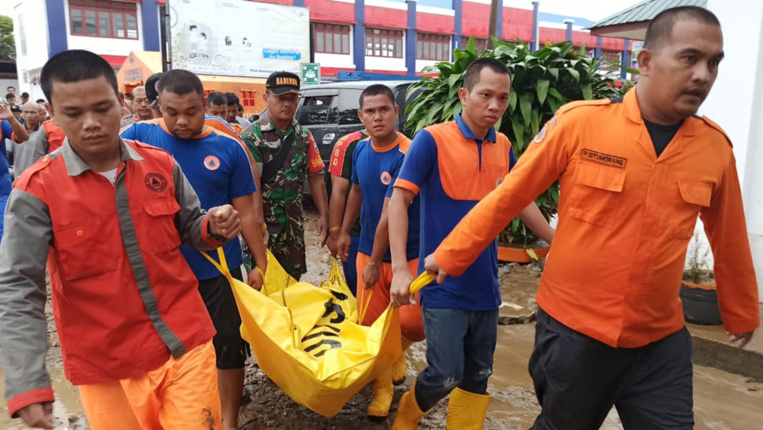 Des crues subites font neuf morts en Indonésie