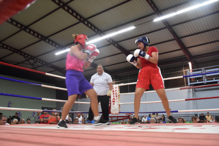 Une confrontation féminine était également au programme. Lokelani Flesh-Golaz (casque bleu), boxeuse licenciée à Toroura, a dominé Herarii Tara licenciée au Ohana Boxing Club.