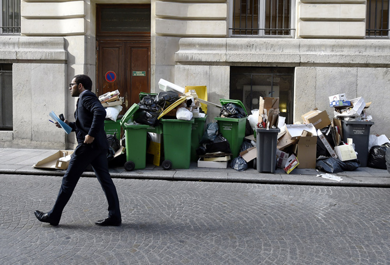 La grève fait déborder les poubelles à Paris et Marseille La grève fait déborder les poubelles à Paris et Marseille