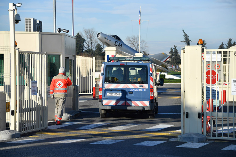 Coronavirus: un équipage d'Air France va rester au sol après un vol avec un malade Coronavirus: un équipage d'Air France va rester au sol après un vol avec un malade
