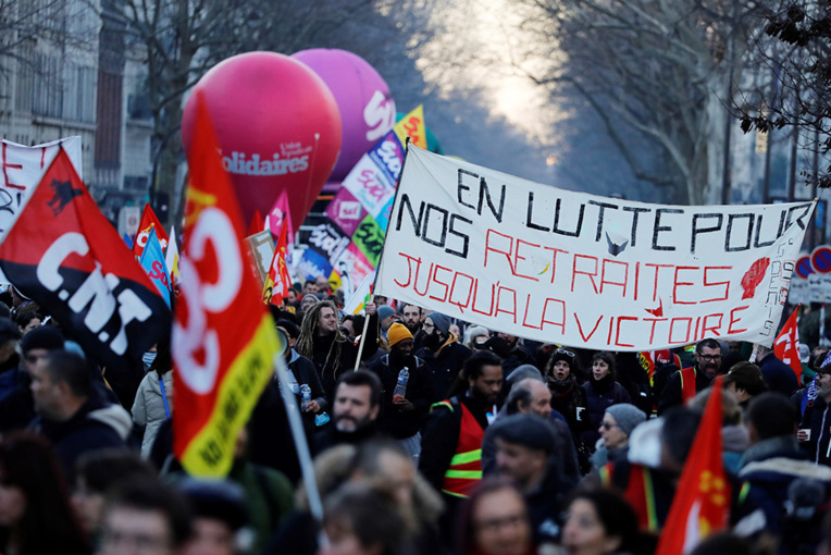 Retraites: les opposants redescendent dans la rue, des grèves se poursuivent Retraites: les opposants redescendent dans la rue, des grèves se poursuivent