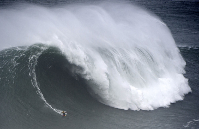 Surf de grosse vague: Kai Lenny et Justine Dupont sacrés à Nazaré Surf de grosse vague: Kai Lenny et Justine Dupont sacrés à Nazaré
