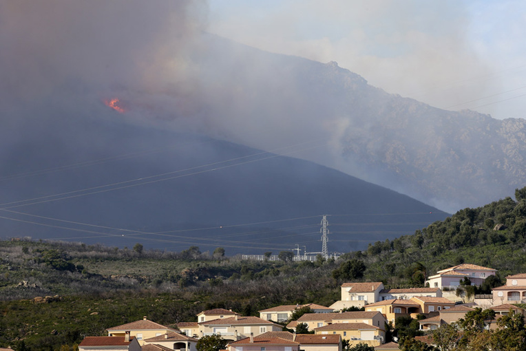 En Corse, un répit dans la lutte contre les incendies avec un vent moins fort
