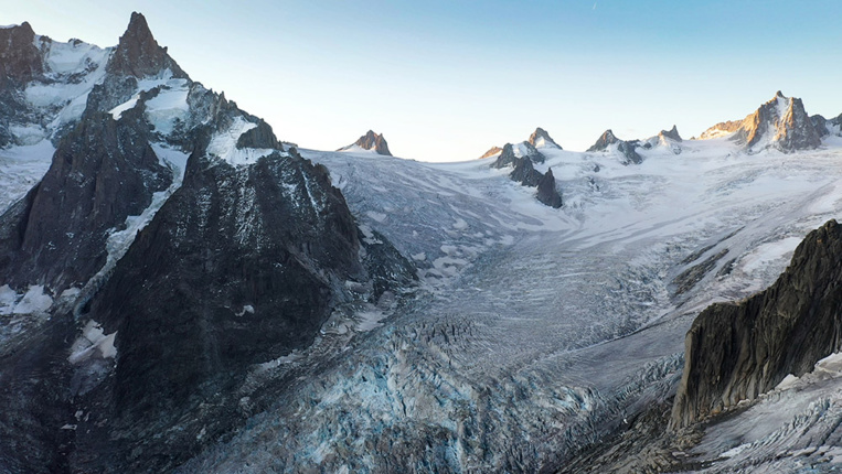 Macron s'efforce d'afficher son virage écolo au pied du mont Blanc Macron s'efforce d'afficher son virage écolo au pied du mont Blanc