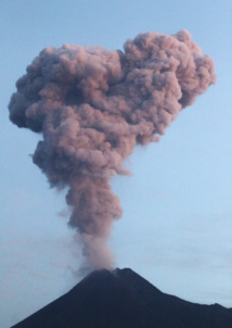 Indonésie: le volcan Merapi crache un large panache de fumée