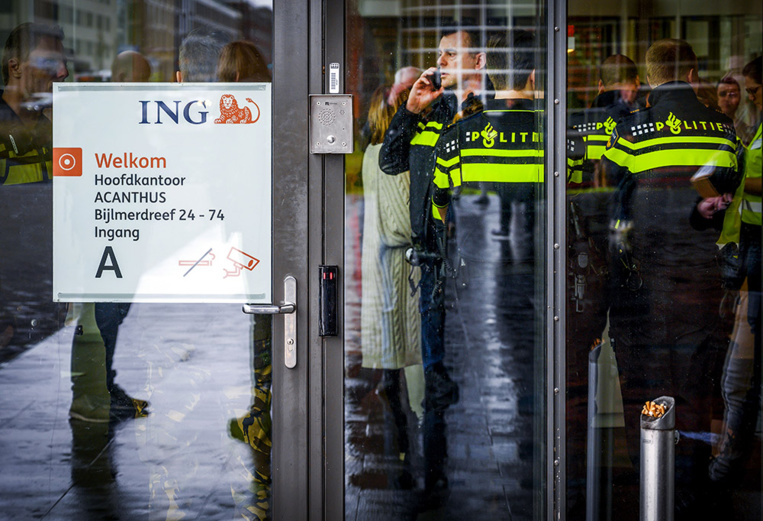 Pays-Bas: un courrier piégé explose au siège de la banque ING à Amsterdam