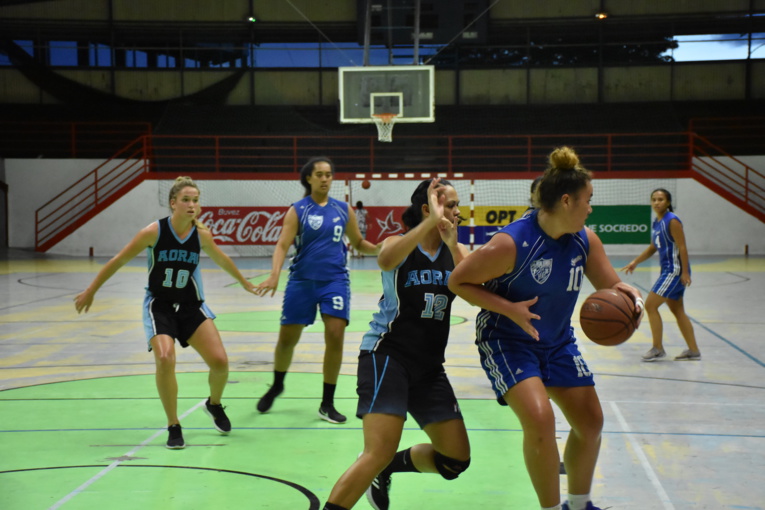 Temana Teururai , intérieur de l'AS JT, a posé énormément de problèmes à la défense de l'AS Aorai.