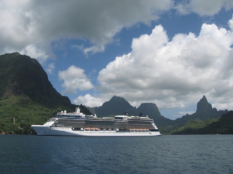 Le Celebrity Solstice et ses 2764 passagers à Moorea en octobre 2013. (DR) Le Celebrity Solstice et ses 2764 passagers à Moorea en octobre 2013. (DR)