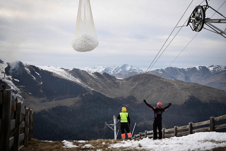 Dans une station de ski des Pyrénées, la neige arrive en hélicoptère
