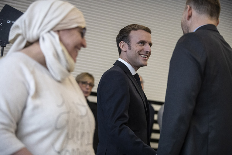 Macron s'engage contre "l'islam politique", qui "n'a pas sa place" en France Macron s'engage contre "l'islam politique", qui "n'a pas sa place" en France