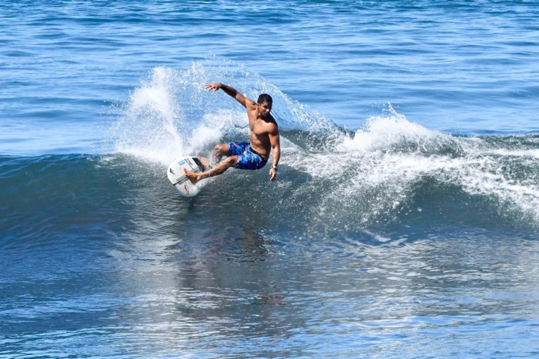 Michel Bourez qui a répété ses gammes mardi matin sur le spot de Taharuu. Michel Bourez qui a répété ses gammes mardi matin sur le spot de Taharuu.