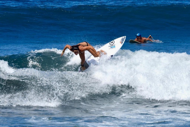 Johanne Defay en action sur le spot de Taharuu. Johanne Defay en action sur le spot de Taharuu.