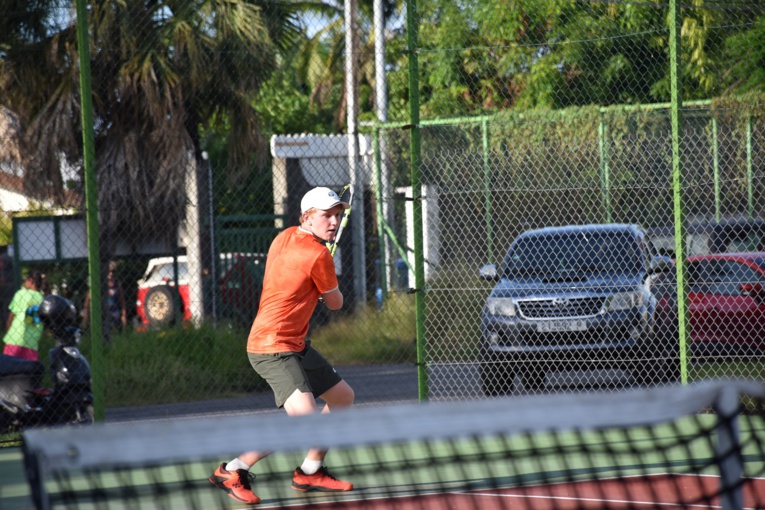 Paul Bosse, de l'AS Chonwa, a livré une belle bataille en finale des 15-16 ans face à Ariitea Cotti-Helme, de l'AS Excelsior. Paul Bosse, de l'AS Chonwa, a livré une belle bataille en finale des 15-16 ans face à Ariitea Cotti-Helme, de l'AS Excelsior.