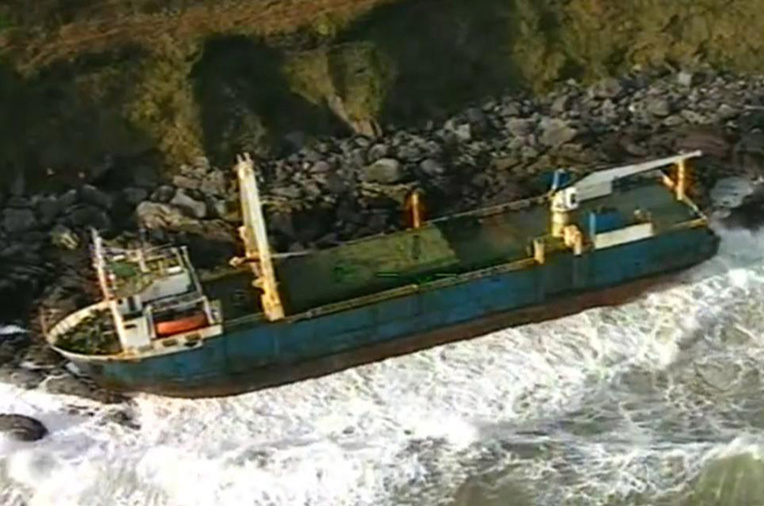 Le propriétaire supposé du "bateau fantôme" échoué en Irlande s'est manifesté