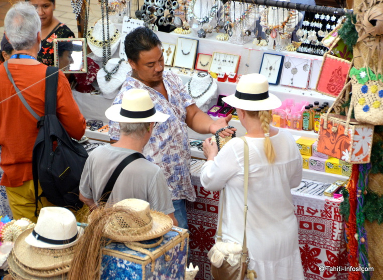 Manaari a un vrai talent pour vendre ses bijoux aux croisiéristes Manaari a un vrai talent pour vendre ses bijoux aux croisiéristes