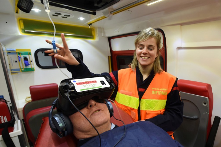 Chez les pompiers de Mayenne, la réalité virtuelle pour diminuer la douleur