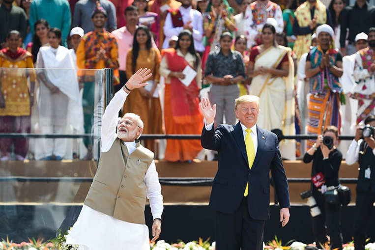"Namaste Trump": show bouillant pour le président américain en Inde "Namaste Trump": show bouillant pour le président américain en Inde