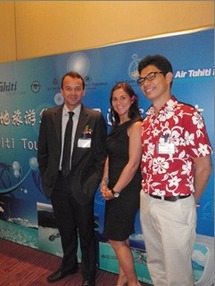 Ludovic Liu de la société Hentus, nouveau représentant de Tahiti Tourisme en Chine, en présence de Melle Gina Bunton, responsable du marché Asie, et du Président du CA, Steeve Hamblin.