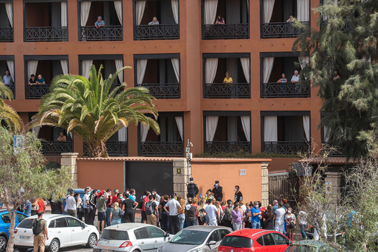 Coronavirus: des centaines de touristes confinés à Tenerife