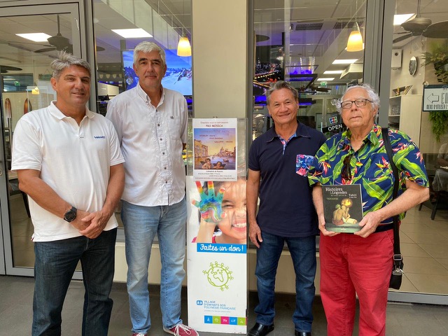 De gauche à droite : François Coudert, Christian Robert, Georges Siu et Emy-Louis Dufour, l'auteur du recueil Histoires et légendes  des temps anciens de Tahiti et des îles.