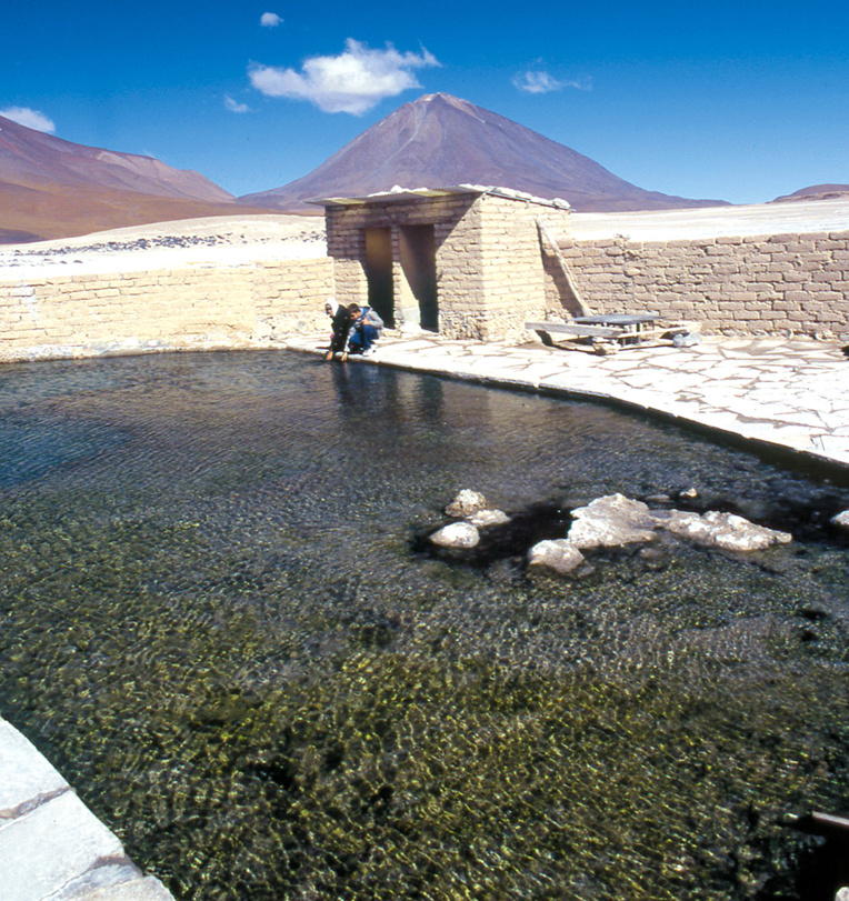 À partir d'une source, une piscine a été vaguement aménagée en Bolivie. Le volcan chauffe son eau à près de 40 °. Mais dehors, il gèle…