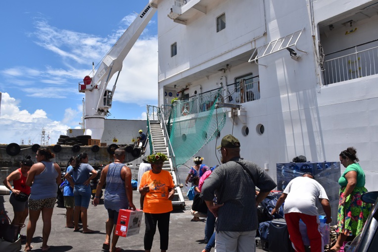 Le Tuha'a Pae IV drague les touristes Le Tuha'a Pae IV drague les touristes