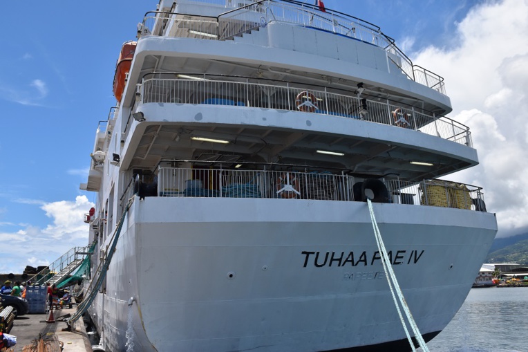 Le Tuha'a Pae IV drague les touristes Le Tuha'a Pae IV drague les touristes