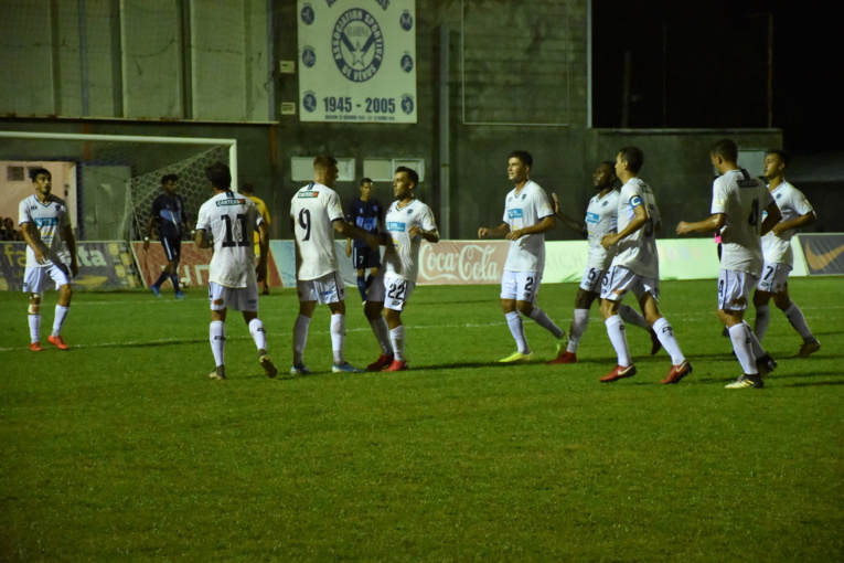 Les joueurs d'Auckland City qui fêtent le but de leur attaquant Myer Bevan. Les joueurs d'Auckland City qui fêtent le but de leur attaquant Myer Bevan.