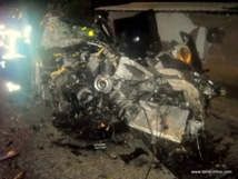 Accident de la route mortel. Le véhicule est méconnaissable.