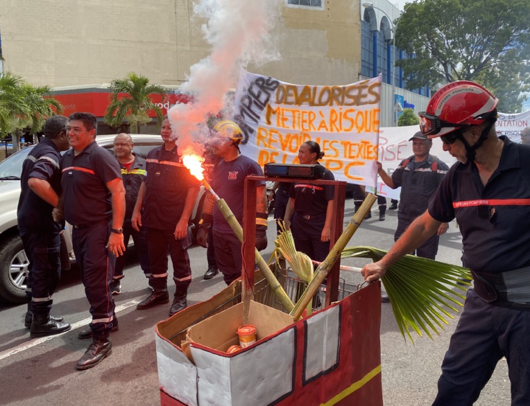 Les pompiers en ont plein les bottes Les pompiers en ont plein les bottes