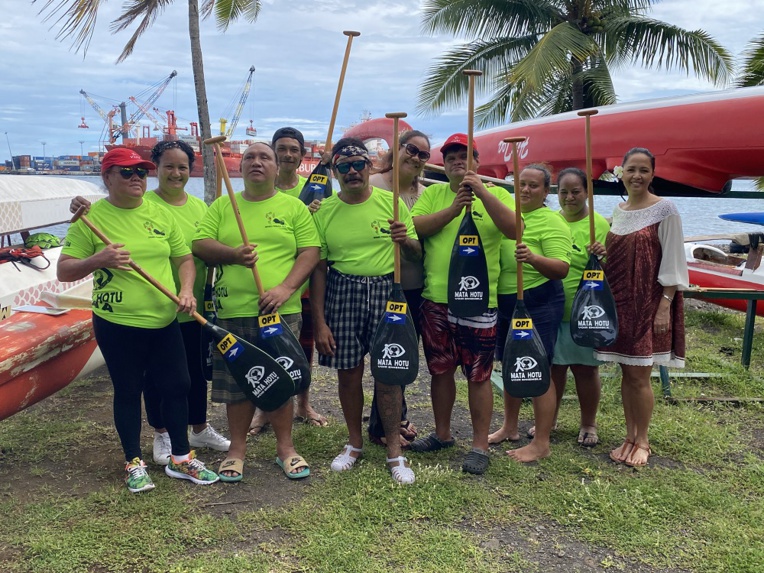 Voir Ensemble - Mata Hotu No Porinesia a financé l'achat de 13 rames de va'a pour son équipe de rameurs.