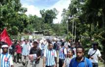 Marche d'indépendantistes papous arborant un t-shirt aux couleurs du ‘Morning Star'. © West Papua Media/Survival