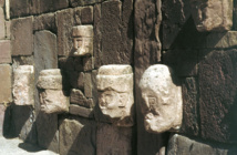 Des têtes sculptées à tenon étaient fichées dans les murs du temple le plus ancien, le Templete. On en compte un peu plus de 170 ! Des dieux, des rois, des prisonniers sacrifiés, des guerriers fameux ? Nul ne sait…
