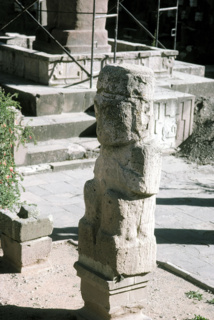 Tiwanaku a généré beaucoup d’interrogations et surtout beaucoup de théories fantaisistes, certains voyant dans les statues du site des pièces ayant inspiré par la suite les Polynésiens de l’île de Pâques et des Marquises...