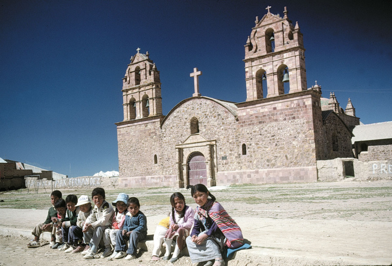 Autour du site de ruines, les villages sont très pauvres. Les Indiens Aymaras vivant sur l'altiplano n'ont apparemment gardé aucun souvenir de ce que fut la grande cité il y a un millier d'années. Autour du site de ruines, les villages sont très pauvres. Les Indiens Aymaras vivant sur l'altiplano n'ont apparemment gardé aucun souvenir de ce que fut la grande cité il y a un millier d'années.