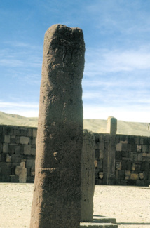 Les grands monolithes de Tiwanacu, que des pseudo-historiens, un peu vite, ont comparé aux tiki polynésiens et aux moai pascuans, leur donnant une même origine… Les grands monolithes de Tiwanacu, que des pseudo-historiens, un peu vite, ont comparé aux tiki polynésiens et aux moai pascuans, leur donnant une même origine…