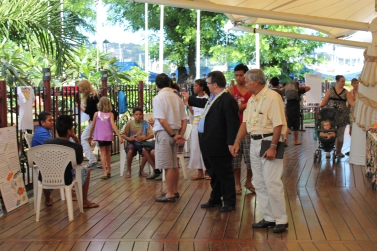 la jeunesse sensibilise les visiteurs.