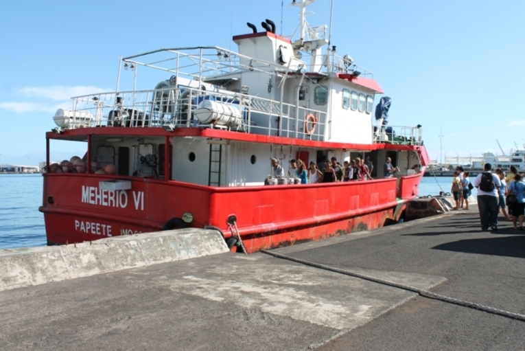A quai depuis 8h ce matin l'équipage du navire "Meherio6" de la société Tahiti Nui Rava'ai n'a pas chômé. Une file d'attente toujours plus longue.