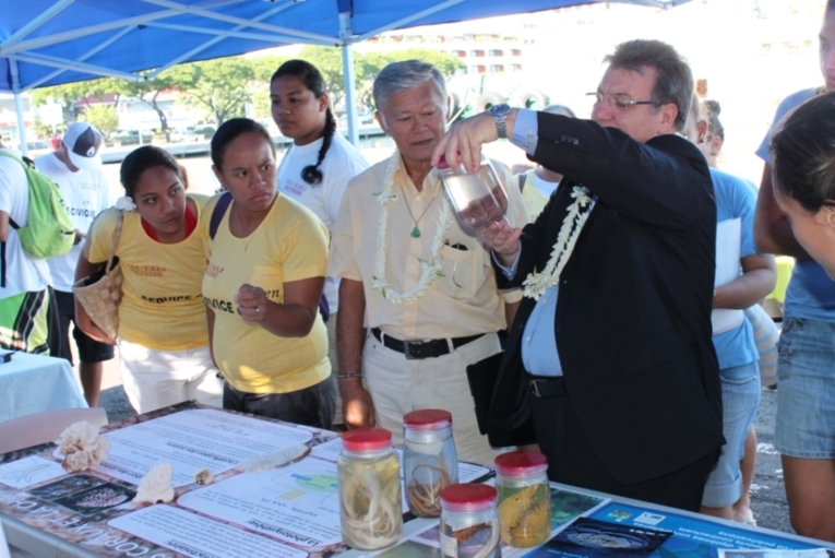 Si le ministre des ressources marines, Temauri Foster et le Président de la CIBJO, Gaetano Cavalieri semblaient intrigués par le contenu du bocal les visiteurs l'étaient tout autant.