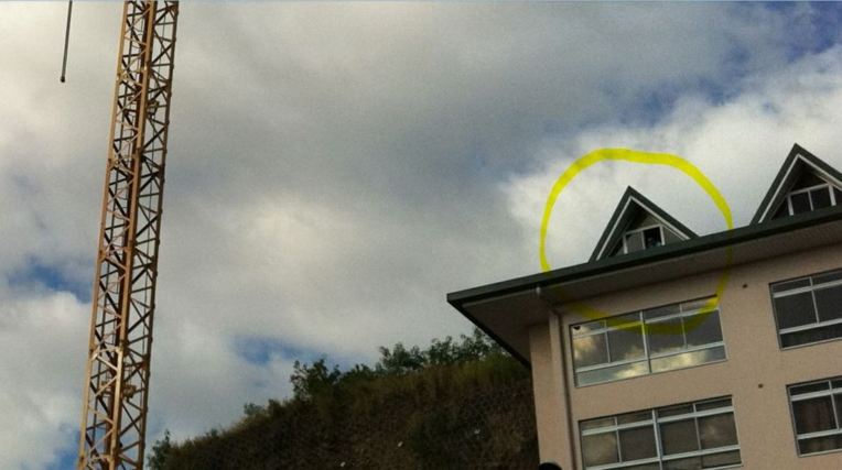 Vers 16 h 30, les gendarmes négocient encore depuis la fenêtre en chien assis de l'immeuble Bella Vista, pour raisonner le forcené. Ils se trouvent à une dizaine de mètres de lui.