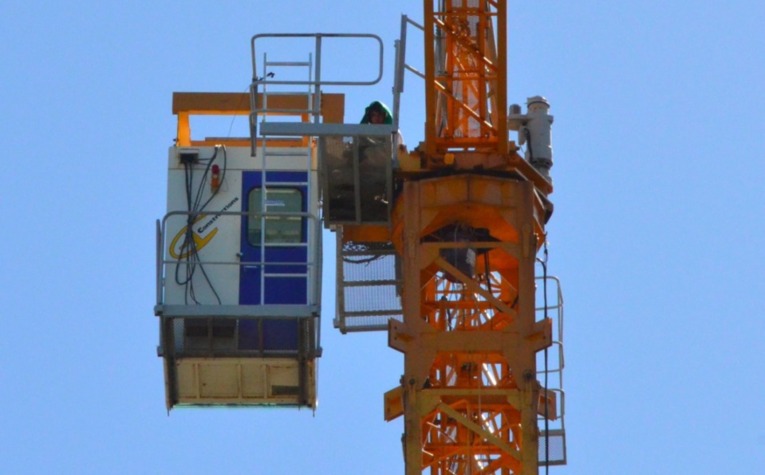 Punaauia : sur la grue, il tient le siège