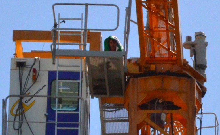 Punaauia : sur la grue, il tient le siège