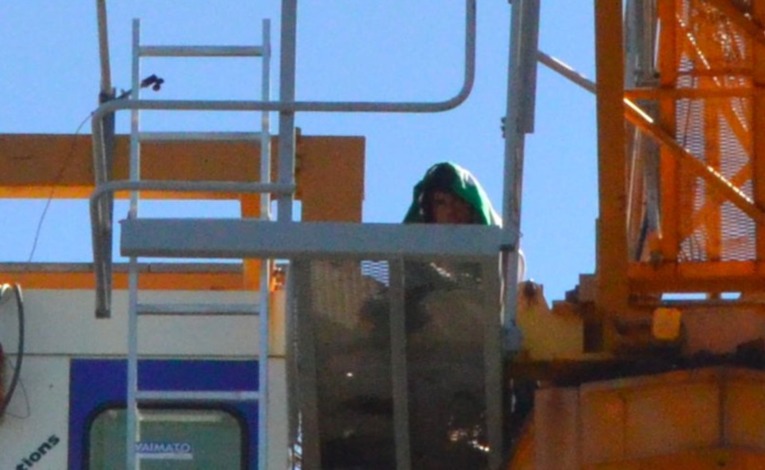 Punaauia : sur la grue, il tient le siège