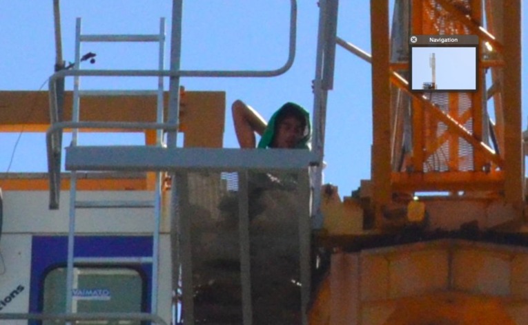Punaauia : sur la grue, il tient le siège