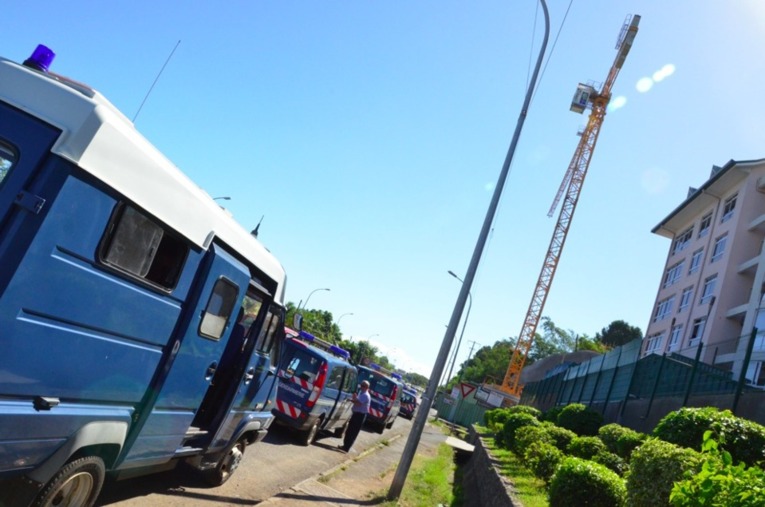 Punaauia : sur la grue, il tient le siège